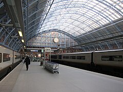 Dera e trenit në stacionin hekurudhor St Pancras, Londër (2010)