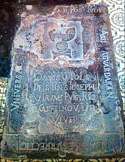 Tomba a l'interior de Santa Margarida de Viladepost de dos germans mossèns datada de 1705