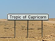 Un rètol que marca el tròpic de Capricorn al seu pas per Namíbia