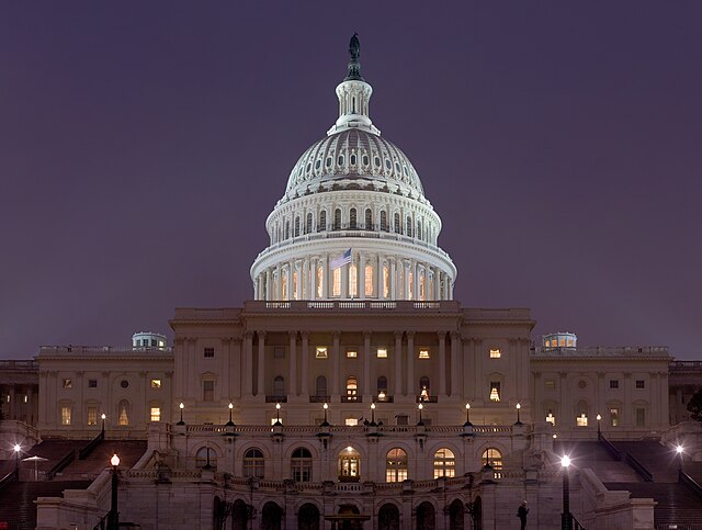 O Capitólio visto à noite.