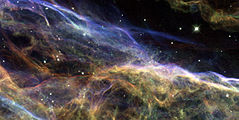 Hubble-Falschfarbenaufnahme mittels mehrerer schmalbandiger Filter (OIII blau; Hα grün; SII rot)
