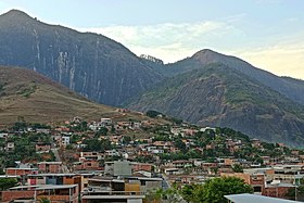 Vista parcial do bairro Potyra com as montanhas da Serra dos Cocais ao fundo