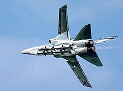 Prototyp letounu Panavia Tornado ADV s polozapuštěnými střelami Skyflash