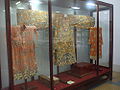 Tủ trưng bày áo vua (giữa), áo hoàng hậu (trái) và áo thái tử (phải) thời nhà Nguyễn.