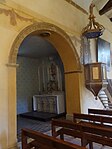 La chapelle de la Vierge Marie avec l'autel en marbre blanc et une statue de la Vierge à l'Enfant dorée. À droite la chaire