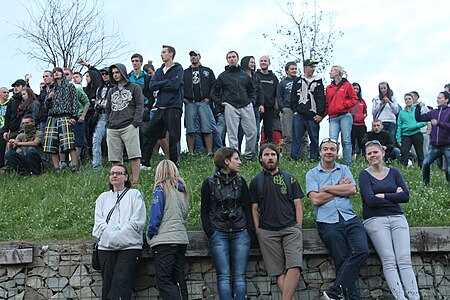 Protestující se úchýlili na nedaleký kopec, kde setrvali až do pozdních večerních hodin