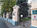Ограда с двумя воротами