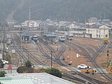 駅の西の山から見る駅構内。一番左側は駅舎（2013年12月）