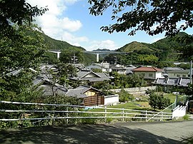 土丸集落の風景（奥に阪和自動車道の土丸橋が見える。）