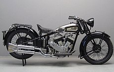 AJS Model S2 uit 1931. Het model heeft enkele opvallende wijzigingen t.o.v. het origineel. Zo is de koppeling voetbediend en is de handschakeling links naast de tank geplaatst.