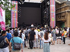 戶外中型舞台的演唱會，不時也會有校園活動推薦的樂手到場演出。