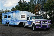 Ford F-900 met caravanoplegger