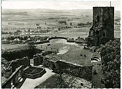 Blick vom Seigerturm auf den 4. Burghof mit Burgbrunnen (links, vergittert) und Siebenspitzenturm (1936)