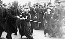 Am Schwarzen Freitag: Ein Polizist versucht einer Suffragette ein Banner zu entreißen.