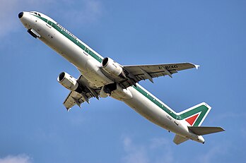 L'Airbus A321 est un avion dérivée de l'A320, construit par Airbus. Il effectue son premier vol le 11 mars 1993. Ici, le I-BIXD d'Alitalia au décollage de l'aéroport de Londres Heathrow. (définition réelle 3 008 × 2 000)