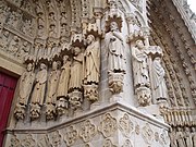 Het portaal Saint-Firminius : de grote beelden van de rechter deurpost. Daaronder de tekens van de Dierenriem van de Picardische kalender