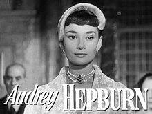 L'actriz anglo-neerlandesa Audrey Hepburn, en una imachen d'a cinta Roman Holiday (1953).
