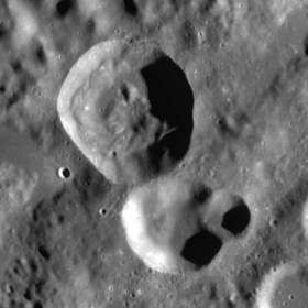 Кратеры Ван Альбада (нижний) и Озу (верхний). Снимок зонда «Lunar Reconnaissance Orbiter».