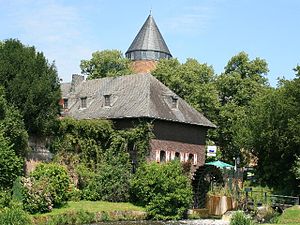 Die Brüggener Mühle im Hintergrund der Burgturm