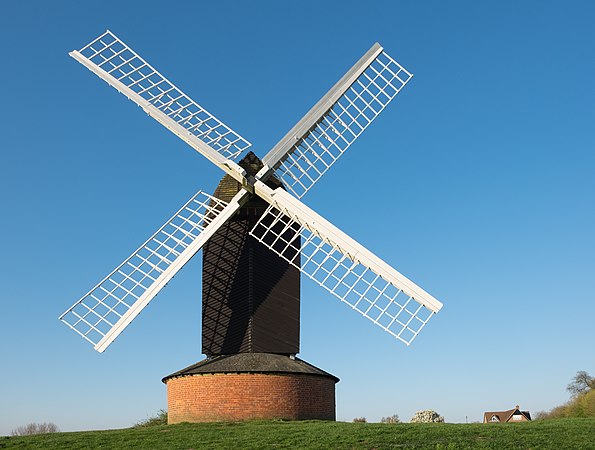 图为17世纪时期，位于英国白金汉县的布里尔风车（英语：Brill, Buckinghamshire）。