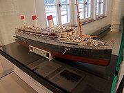 Das Modell des Schiffes „Cap Arcona“ in einer Museumsausstellung der Gedenkstätte Neuengamme. Das Modell im Maßstab 1:250 stammt von dem polnischen Historiker Marcin Owsinski.