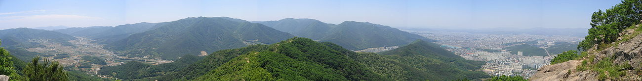 Gezicht op Daegu en het omringende landschap