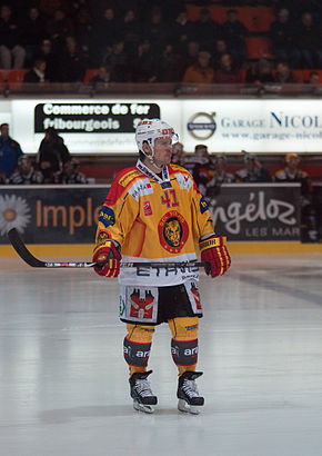 Photographie couleur de Curtis Murphy avec le maillot du SC Langnau Tigers