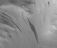 C. Marcas oscuras de talud en el cuadrángulo Diacria (imagen de la Cámara MOC sobre el Mars Global Surveyor).