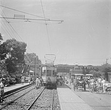 Tram in 1946 De electrische tram nr 1 op de Mataramweg in Batavia, gezien richting Meester C, Bestanddeelnr 255-6738.jpg