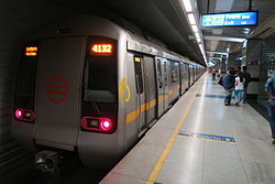 DelhiMetroYellowLine2.JPG