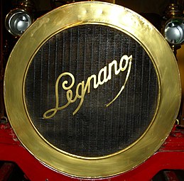 לוגו היצרן "Fabbrica Italiana Automobili Legnano" על קדמת דגם "Legnano Type A 6/8 HP"