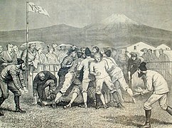 Gravure d'une partie de rubgy. Des hommes en costumes moulants sont regroupés ; le mont Fuji est visible au loin.