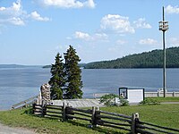 Vestiges du Fort Témiscamingue avec le lac Témiscamingue à l'arrière plan.