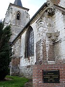 La petite stèle de brique avec plaque de marbre, derrière l'église[25].