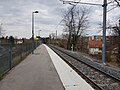 La gare d'Alaï, vue vers le nord. En second plan, la villa aux murs blancs du numéro 8, rue de l'Abbé-Papon. À l'extrémité droite de la photo, les toits de la villa du numéro 10 de la rue.