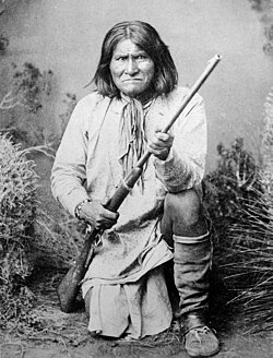 1887-ben puskájával a kezében