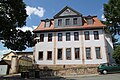 ehemaliges Gutshaus, jetzt Dorfgemeinschaftshaus, mit Torbogen