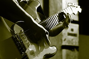 English: Motion image of a guitarist playing i...