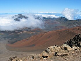 Haleakalako kraterraren ikuspegia bisitarien zentrotik ikusita (2.970 m).