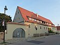 Wohnhaus, Teil des Seitengebäudes, Keller, Brunnen, Einfriedung und Torbogen