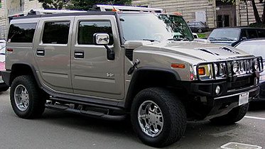 Le Hummer H2, un des véhicules produits par la société General Motors : gros, puissant et polluant (tout un symbole).