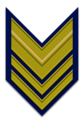 Distintivo da braccio di sergente maggiore dell'Aeronautica Militare; è cucito sulla manica a metà tra spalla e gomito.