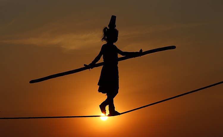 Индийская девочка-канатоходец исполняет народное искусство «Баунса Рани» («Бамбуковая королева»).