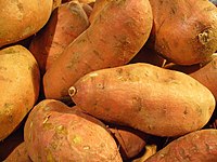 Крупный план кучи золотых корней сладкого картофеля