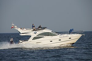English: Motor yacht sailing in the bay of Gda...