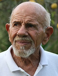 Jacque Fresco and lemon tree (cropped).jpg