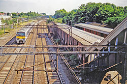 Een trein op de WCML passeert Kenton (rechts).