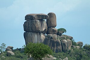 English: Kit-Mikayi, a rock formation near Kis...