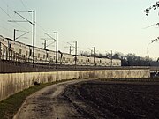 Trein op de oprit richting de spoorbrug