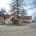 Dorfplatz in Lilling mit Kruzifix
